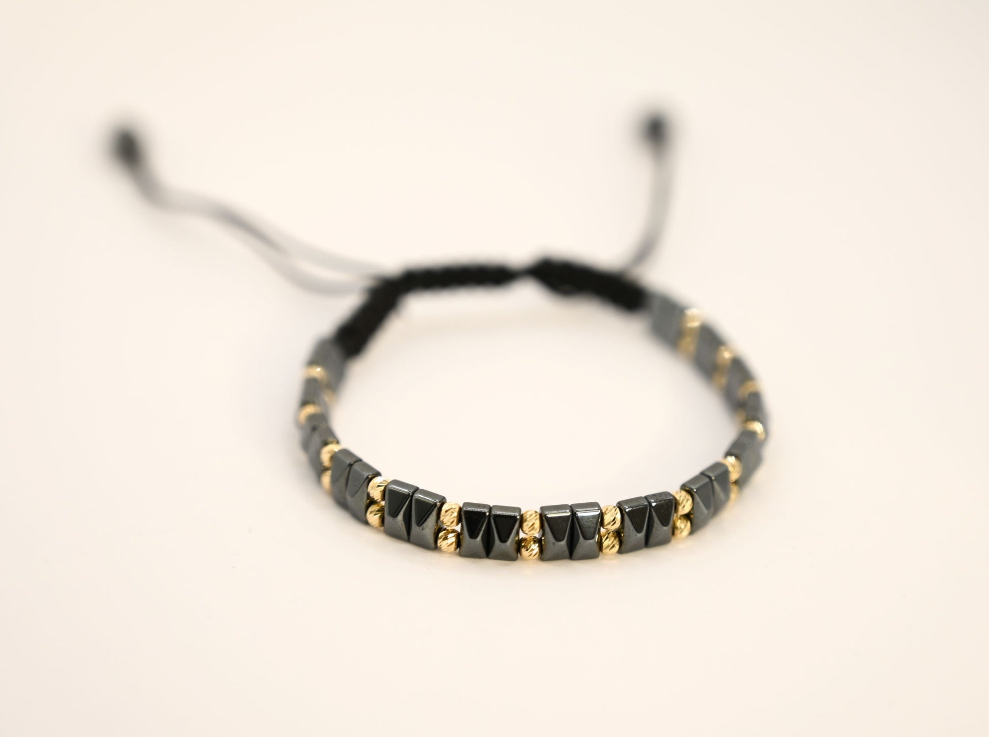 Geometrische, gouden en keramische kralenarmband: Stijlvol & uniek