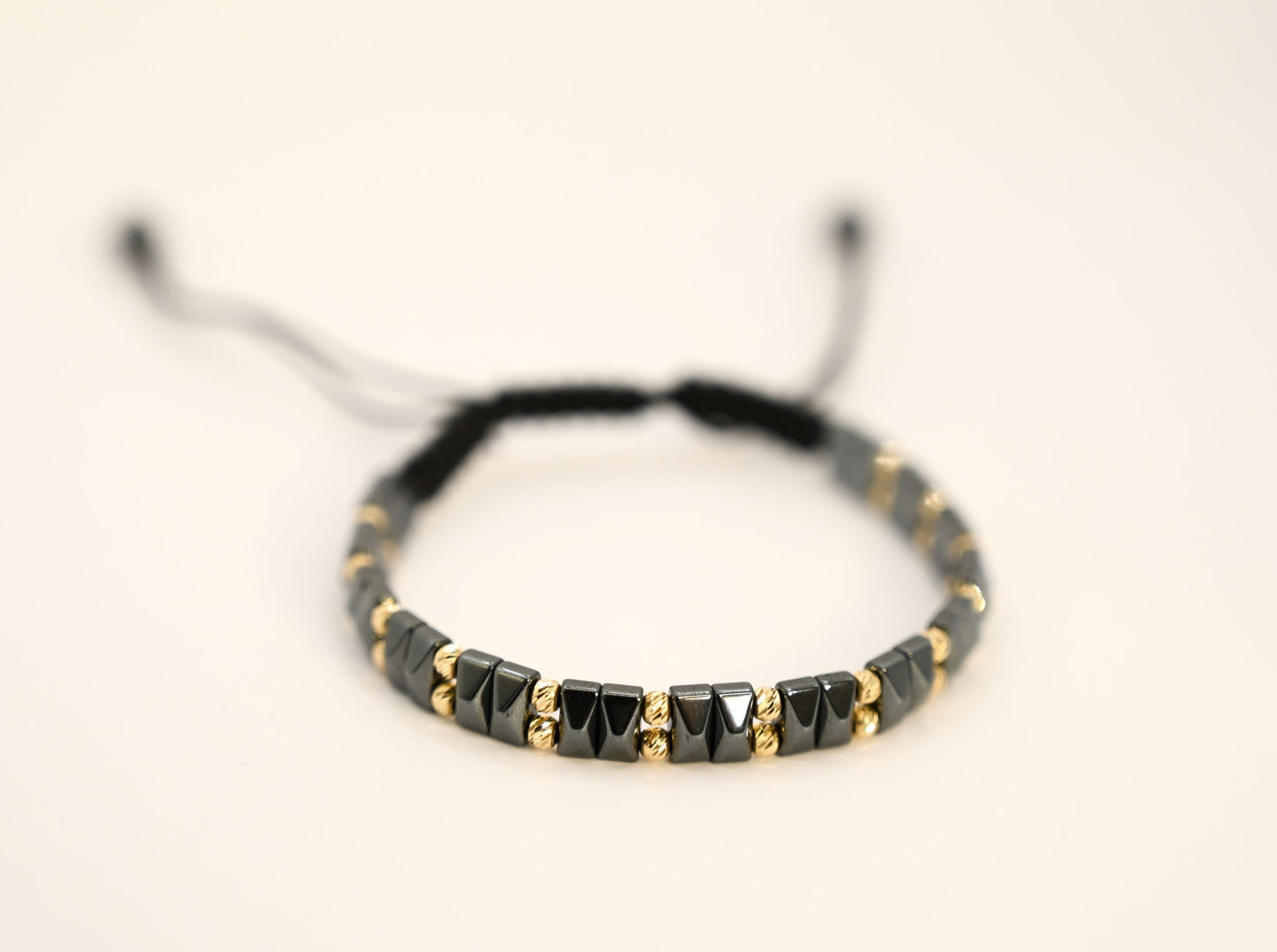 Geometrische, gouden en keramische kralenarmband: Stijlvol & uniek
