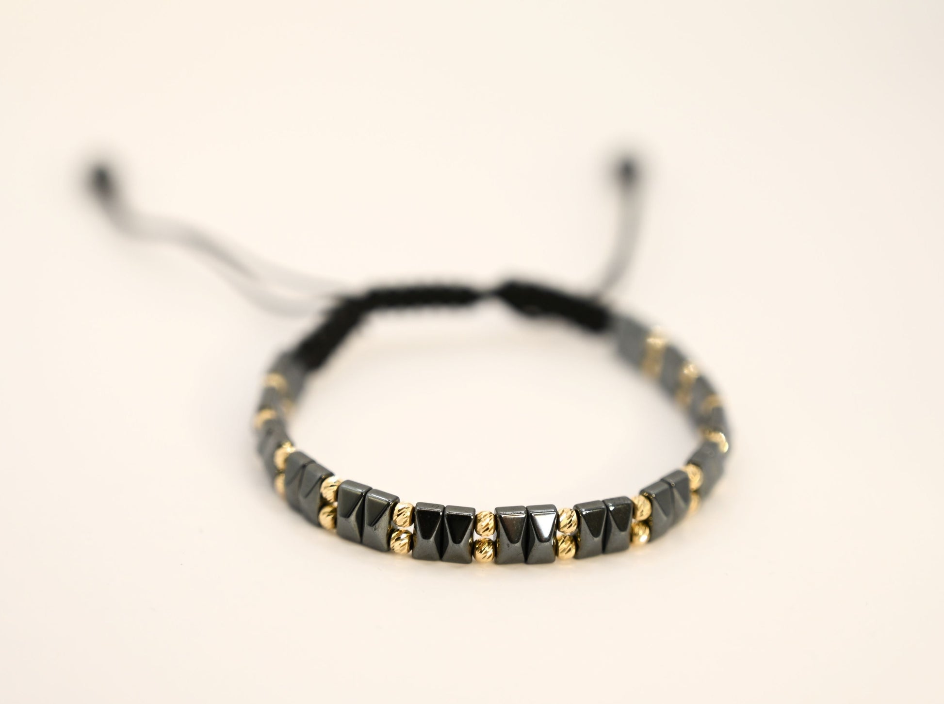 Geometrische, gouden en keramische kralenarmband: Stijlvol & uniek