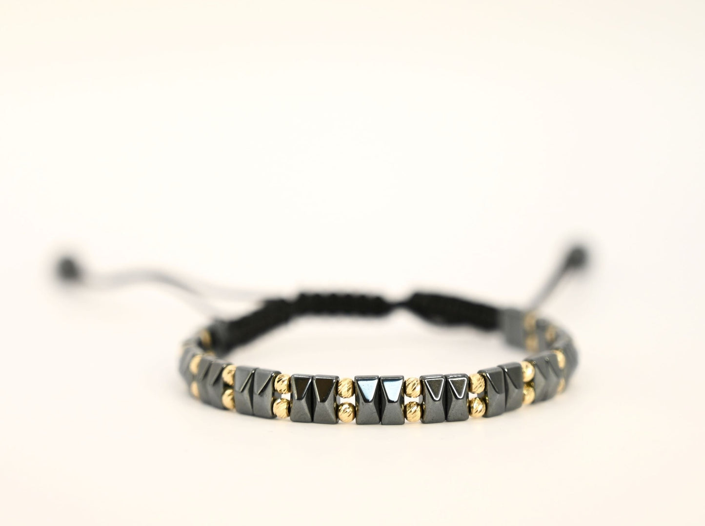 Geometrische, gouden en keramische kralenarmband: Stijlvol & uniek