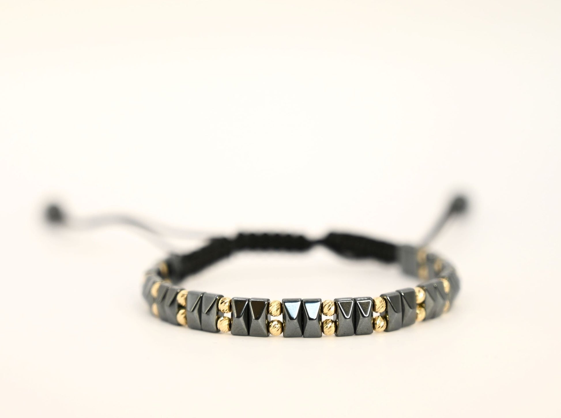 Geometrische, gouden en keramische kralenarmband: Stijlvol & uniek