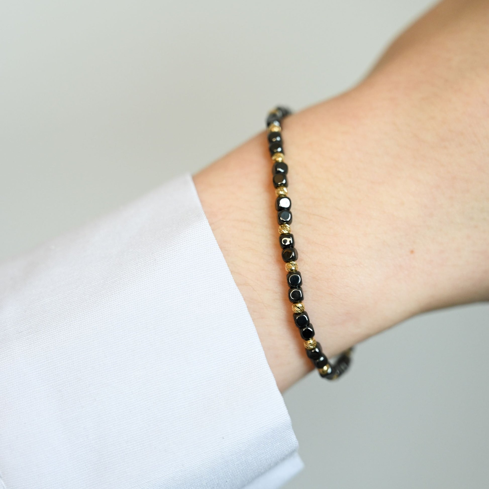 Unisex kralenarmband met keramische kralen en 14 karaat gouden kralen