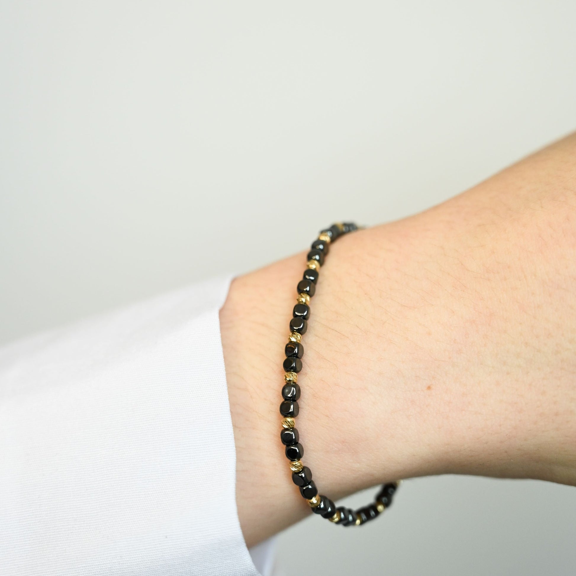Unisex kralenarmband met keramische kralen en 14 karaat gouden kralen